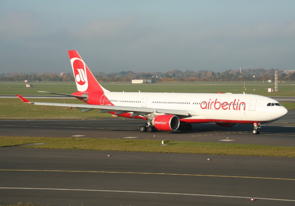 Air Berlin A 330-223 D-ALPE auf dem Weg zum Start in Dsseldorf am 31.10.2011
