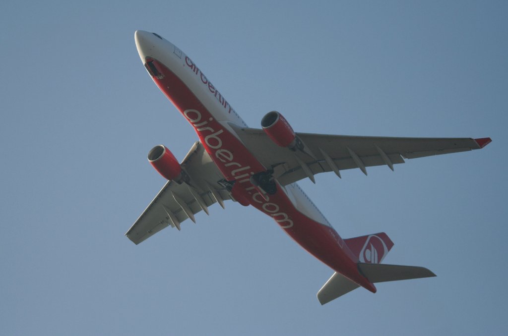Air Berlin A 330-223 D-ALPE beim Start in Berlin-Tegel am 12.11.2011