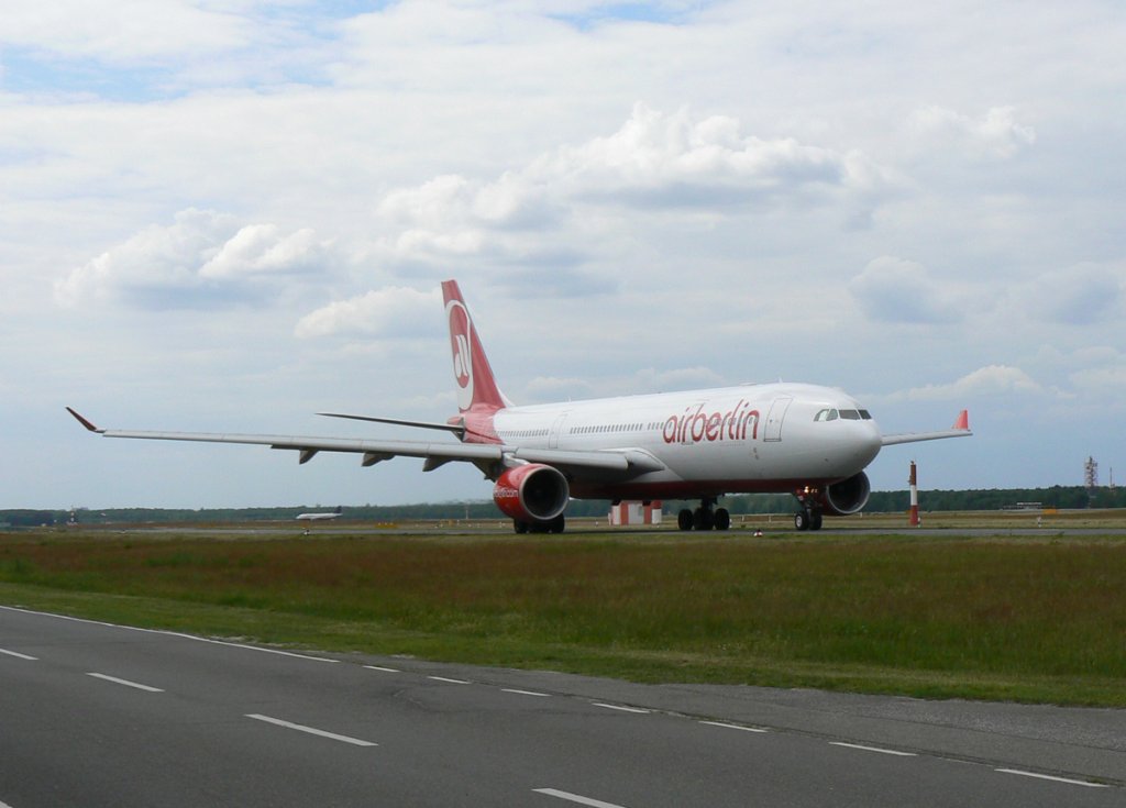 Air Berlin A 330-223 D-ALPF auf dem Weg zum Start in Berlin-Tegel am 27.05.2011