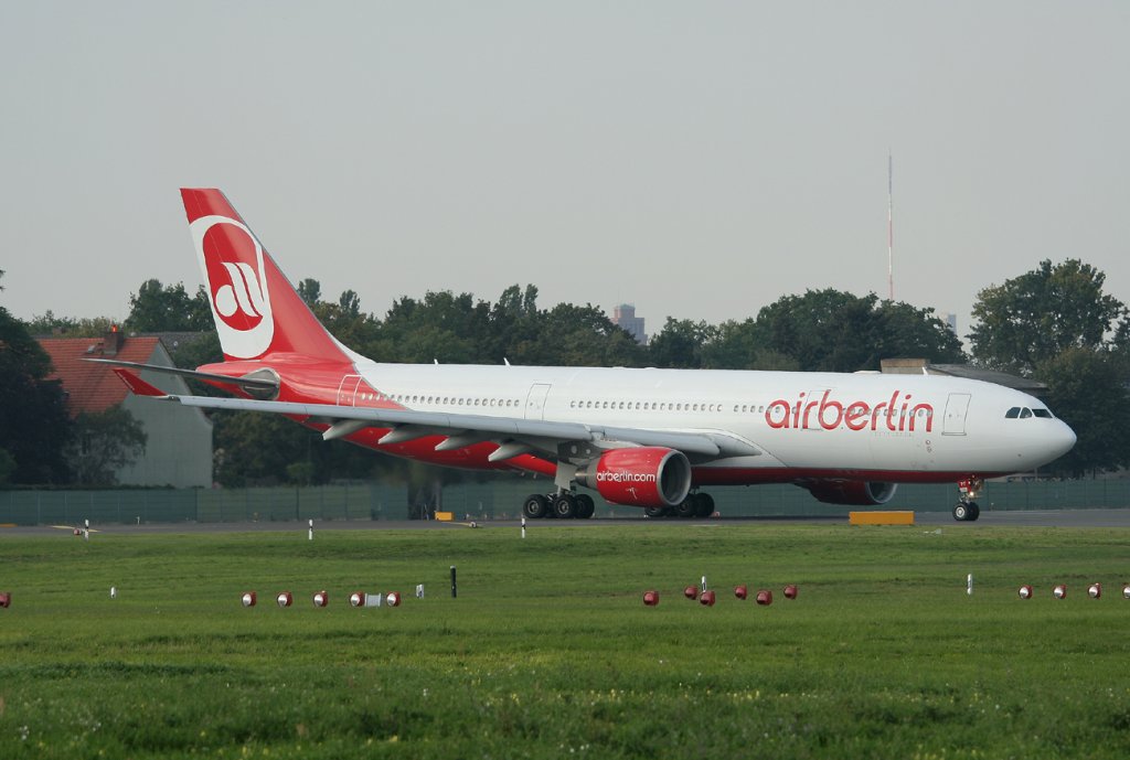 Air Berlin A 330-223 D-ALPF auf dem Weg zum Start in Berlin-Tegel am 17.09.2011