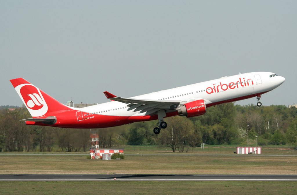 Air Berlin A 330-223 D-ALPF beim Start in Berlin-Tegel am 28.04.2012
