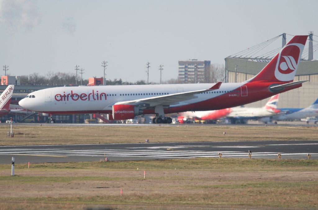 Air Berlin A 330-223 D-ALPG bei der Ankunft in Berlin-Tegel am 12.02.2011