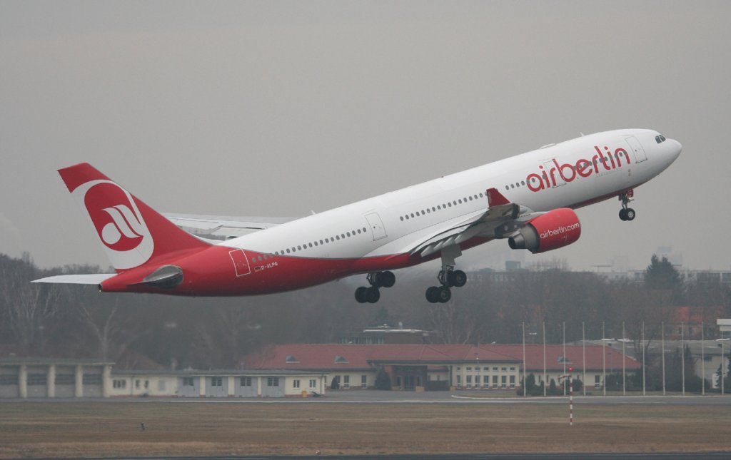 Air Berlin A 330-223 D-ALPG beim Start in Berlin-Tegel am 27.01.2012