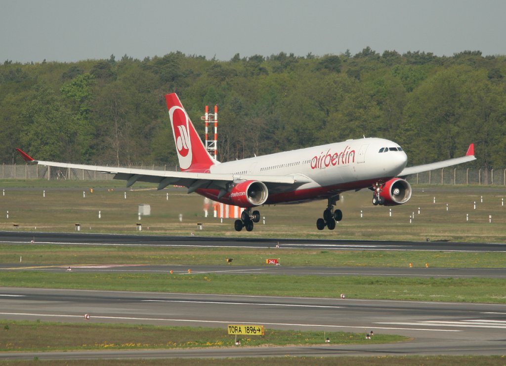 Air Berlin A 330-223 D-ALPG bei der Landung in Berlin-Tegel am 28.04.2012