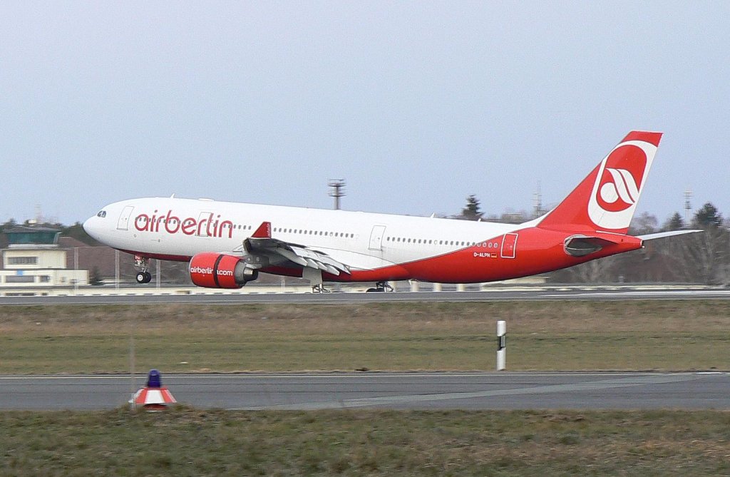 Air Berlin A 330-223 D-ALPH nach der Landung in Berlin-Tegel am frhen Morgen des 27.02.2010