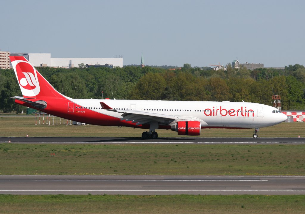 Air Berlin A 330-223 D-ALPI nach der Landung in Berlin-Tegel am 30.04.2011