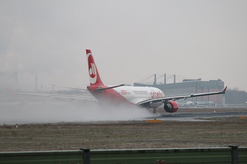 Air Berlin A 330-223 D-ALPI beim Start in Berlin-Tegel am 01.12.2012