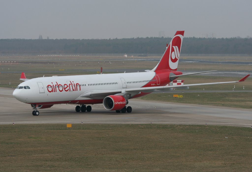 Air Berlin A 330-223 D-ALPJ bei der Ankunft in Berlin-Tegel am 02.04.2011