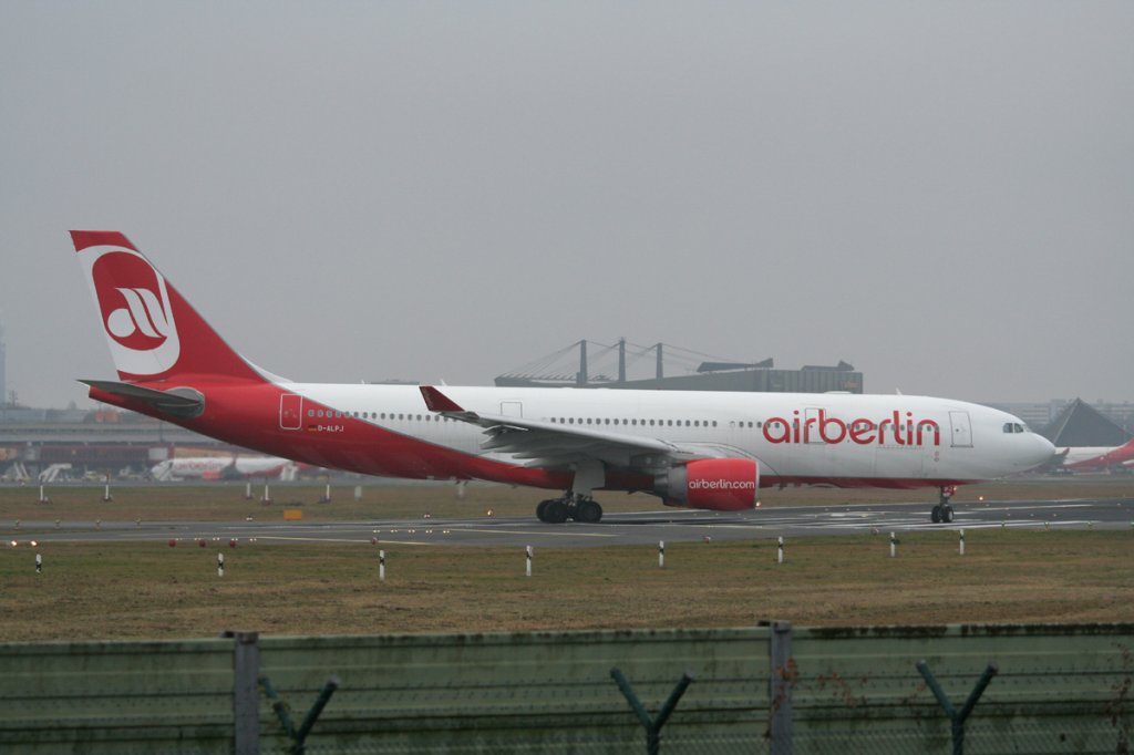 Air Berlin A 330-223 D-ALPJ kurz vor dem Start in Berlin-Tegel am 31.12.2011