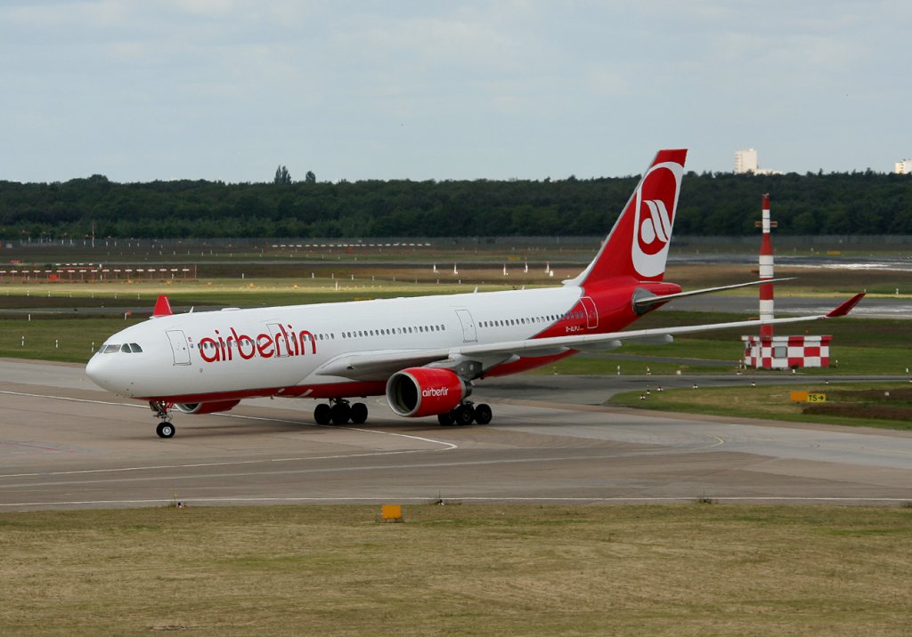 Air Berlin A 330-223 D-ALPJ bei der Ankunft in Berlin-Tegel am 17.05.2012
