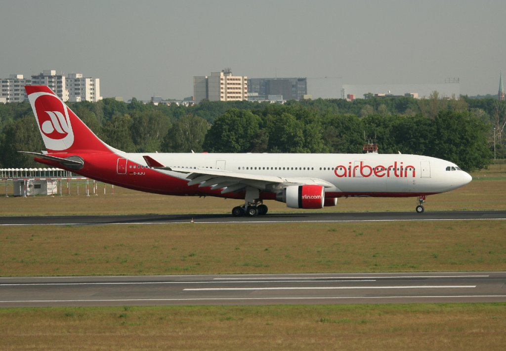Air Berlin A 330-223 D-ALPJ nach der Landung in Berlin-Tegel am 22.05.2012