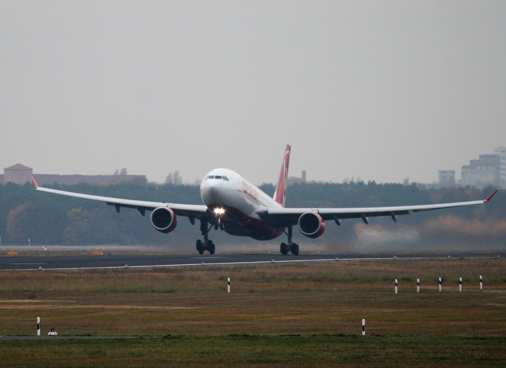 Air Berlin A 330-223 D-ALPJ beim Start in Berlin-Tegel am 10.11.2012