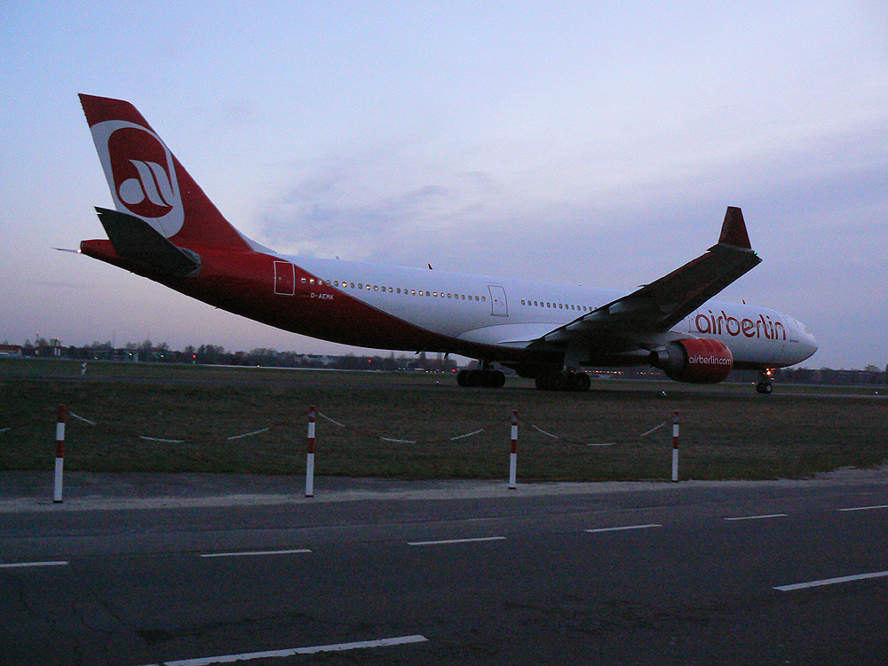 Air Berlin A 330-322 D-AERK am frhen Morgen des 02.04.2010 auf dem Flughafen Berlin-Tegel