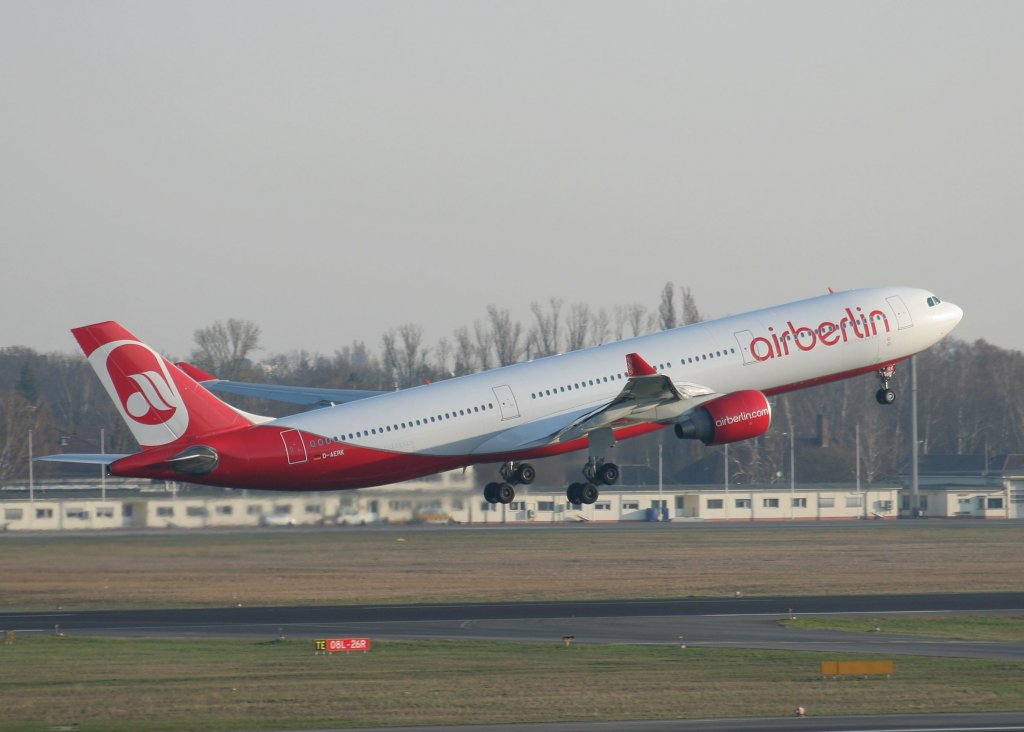 Air Berlin A 330-322 D-AERK beim Start in Berlin-Tegel am 03.04.2010