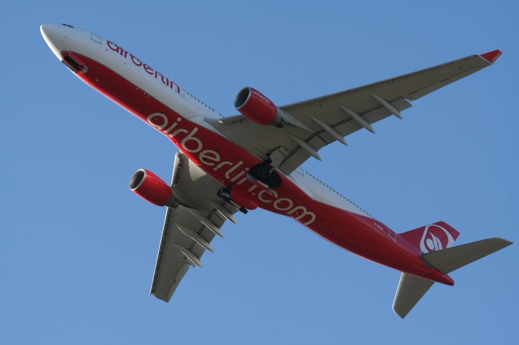Air Berlin A 330-322 D-AERK beim Start in Berlin-Tegel am 12.02.2011