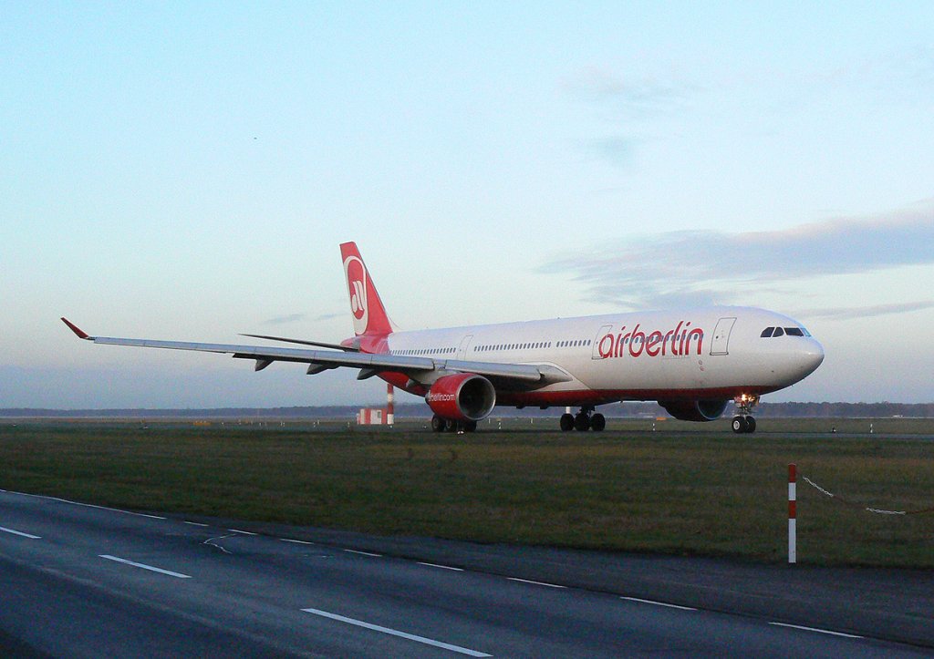 Air Berlin A 330-322 D-AERQ am frhen Morgen des 21.11.2009 auf dem Flughafen Berlin-Tegel