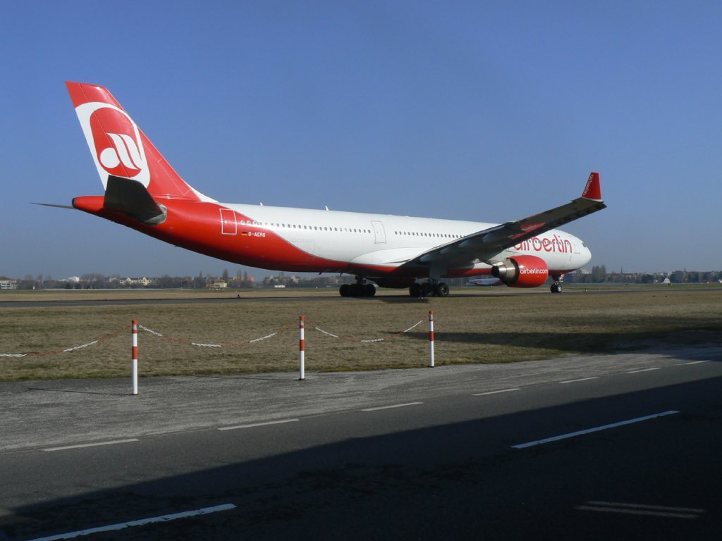 Air Berlin A 330-322 D-AERQ auf dem Weg zum Start in Berlin-Tegel am 17.03.2012