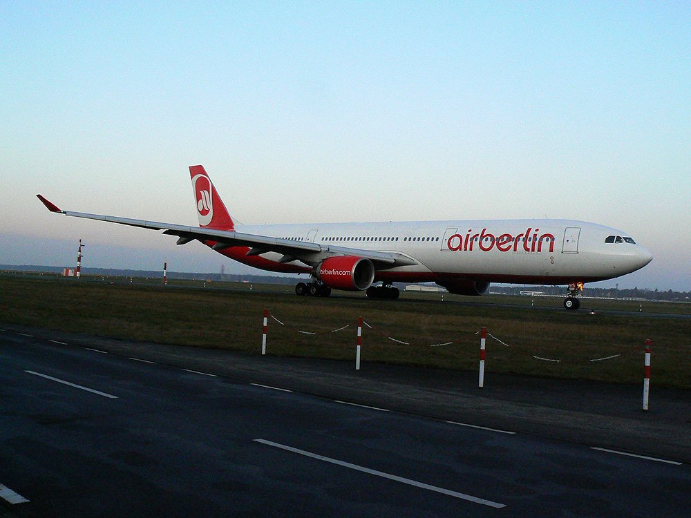 Air Berlin A 330-322 D-AERS auf dem Weg zum Start nach Teneriffa am frhen Morgen des 05.12.2009 auf dem Flughafen Berlin-Tegel