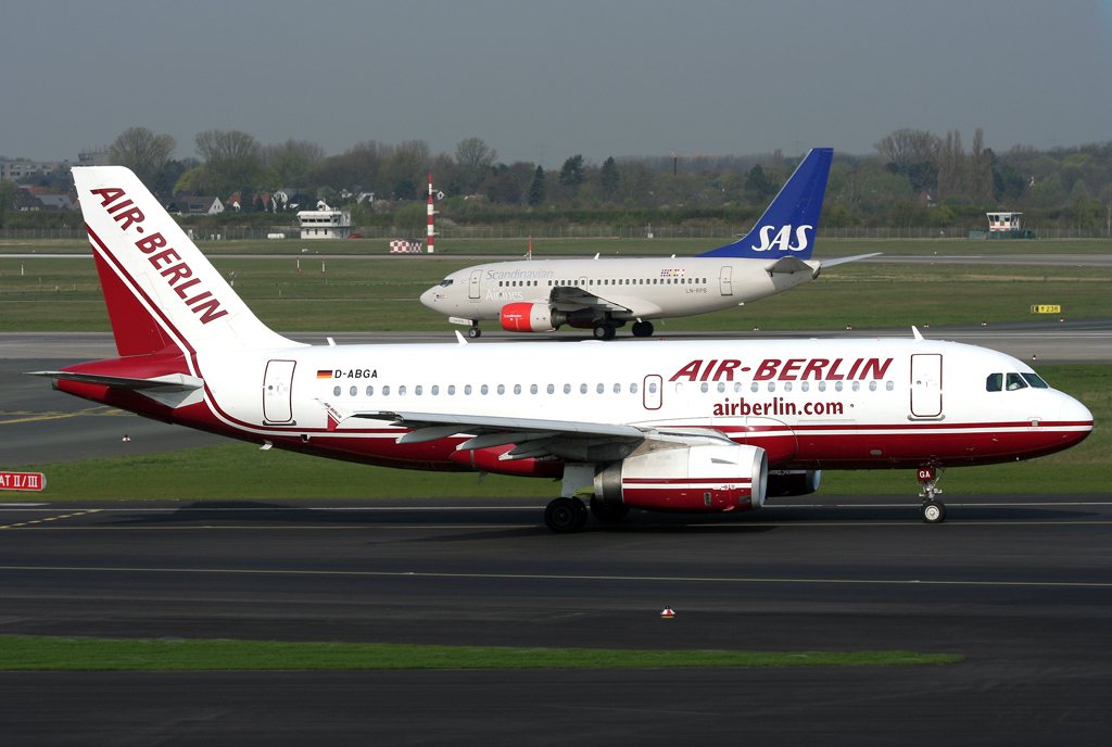 Air Berlin A319 D-ABGA und SAS B737-600 LN-RPB an der 23L in DUS / EDDL / Dsseldorf am 07.04.2009