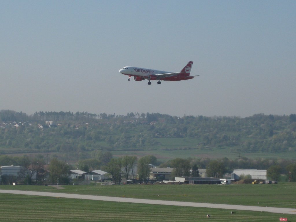 Air Berlin-Airbus A319 bei der Landung in Stuttgart (24.04.2010)