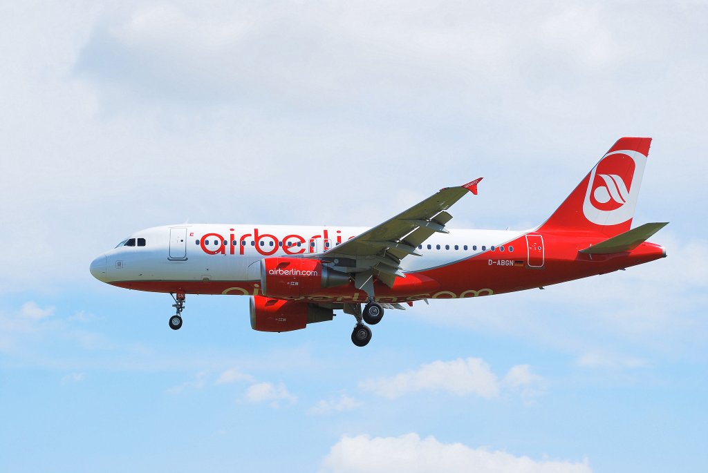 Air Berlin Airbus A319 D-ABGN vor der Landung in Hamburg Fuhlsbttel am 01.06.11