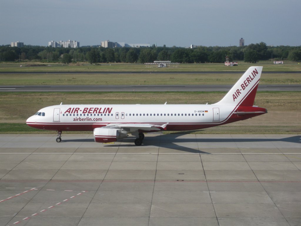 Air Berlin-Airbus A320-200 beim Taxiing in Berlin-Tegel