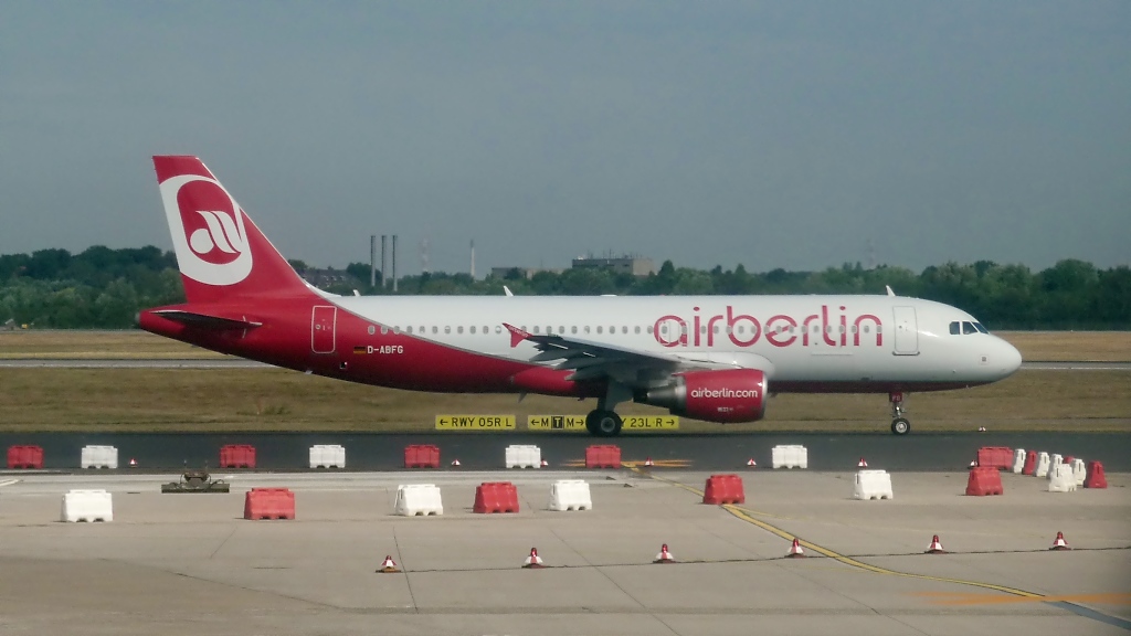 Air Berlin Airbus A320-214 D-ABFG in DUS (13.7.10)
