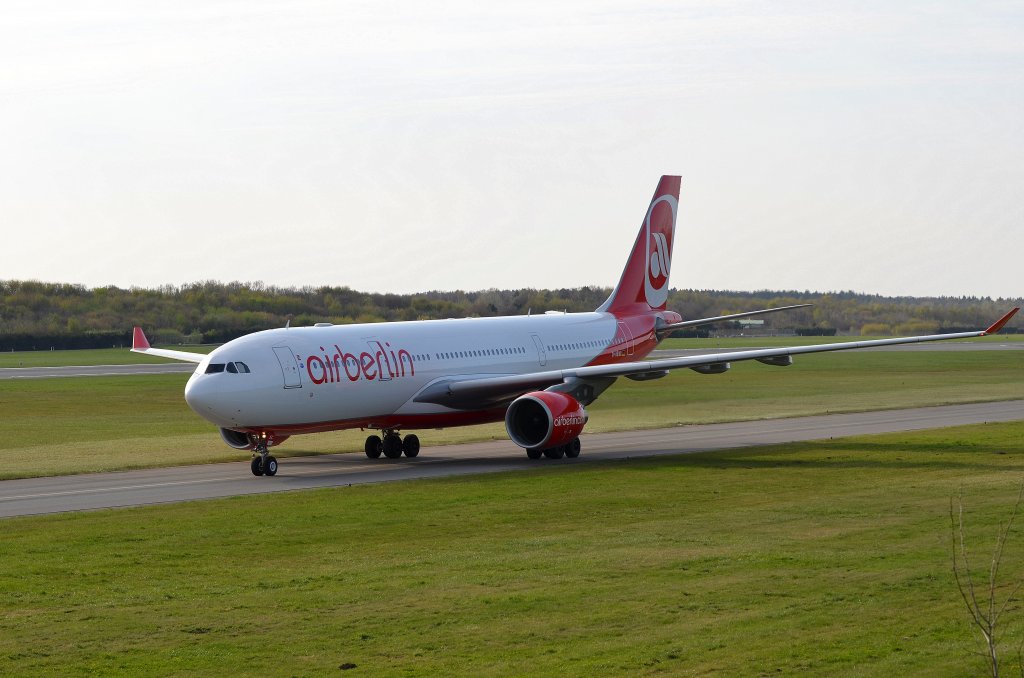 Air Berlin Airbus A330-200 D-ABXC nach der Landung in Hamburg Fuhlsbttel am 02.05.13