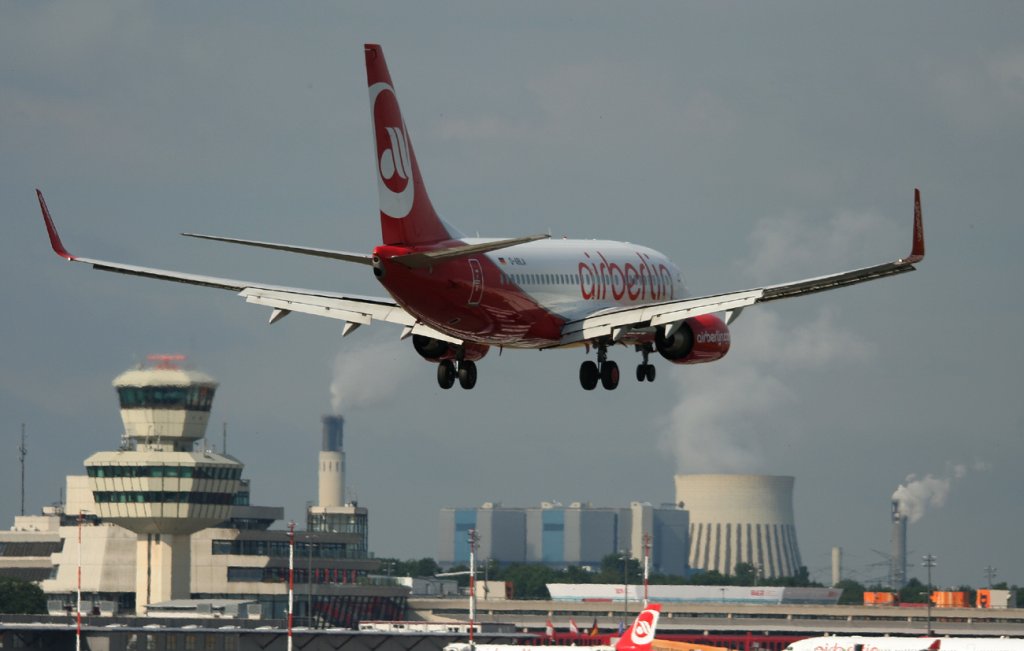 Air Berlin B 737-76J D-ABLA kurz vor der Landung in Berlin-Tegel am 18.06.2011