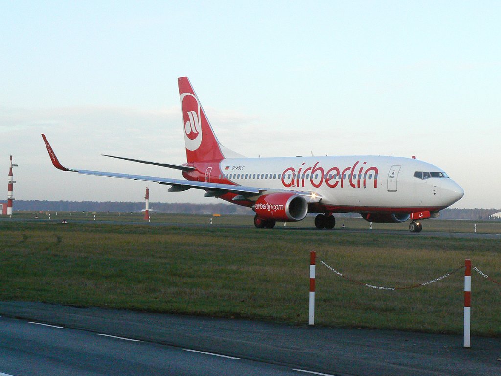 Air Berlin B 737-76J D-ABLC am frhen Morgen des 21.11.2009 auf dem Flughafen Berlin-Tegel