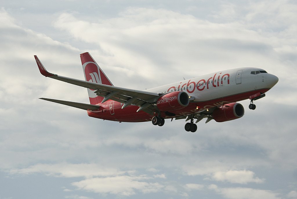 Air Berlin B 737-76J D-ABLC kurz vor der Landung in Berlin-Tegel am 09.06.2012