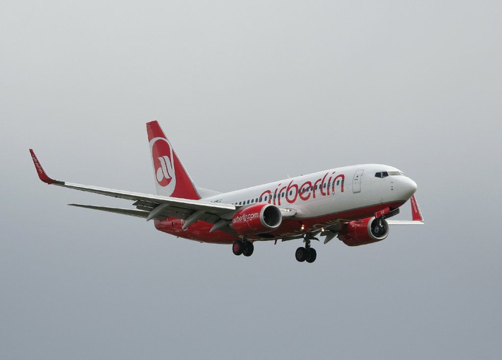 Air Berlin B 737-76J D-ABLC kurz vor der Landung in Berlin-Tegel am 25.06.2012