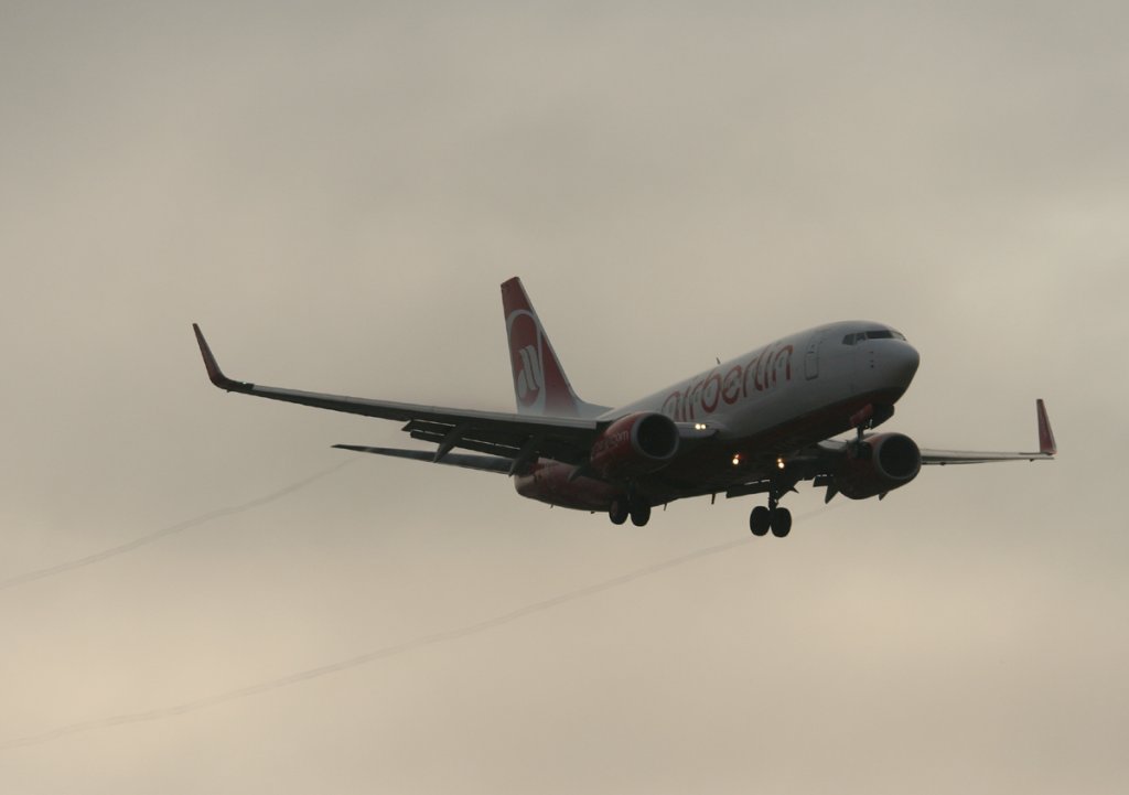 Air Berlin B 737-76J D-ABLD kurz vor der Landung in Berlin-Tegel am 09.03.2012