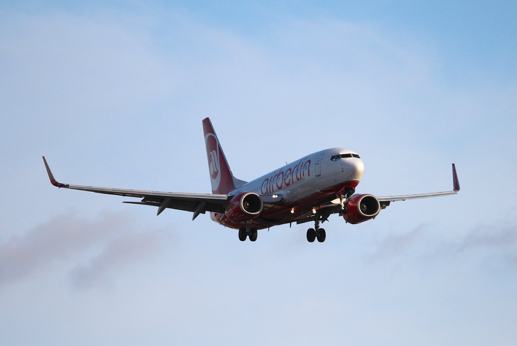 Air Berlin B 737-76J D-ABLD bei der Landung in Berlin-Tegel am 01.03.2013