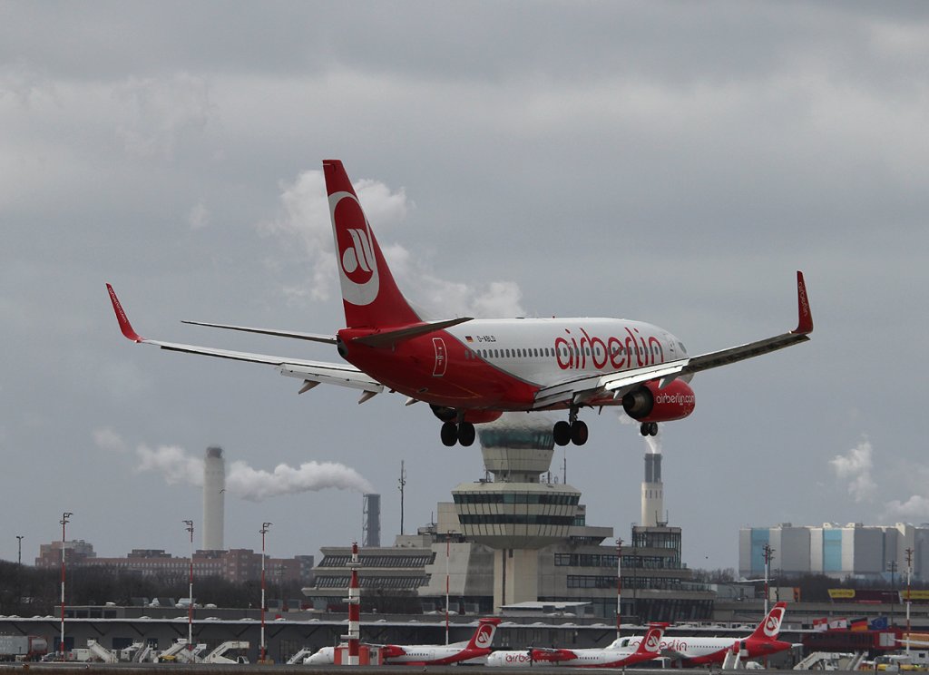 Air Berlin B 737-76J D-ABLD bei der Landung in Berlin-Tegel am 03.03.2013
