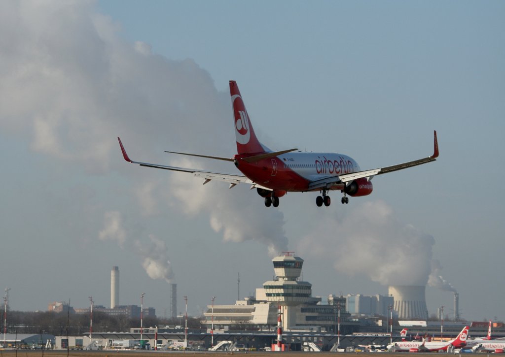 Air Berlin B 737-76J D-AGEC kurz vor der Landung in Berlin-Tegel am 09.03.2012