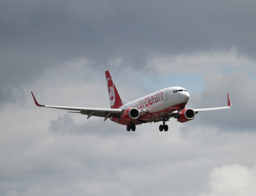 Air Berlin B 737-76J D-AGEC bei der Landung in Berlin-Tegel am 20.07.2012