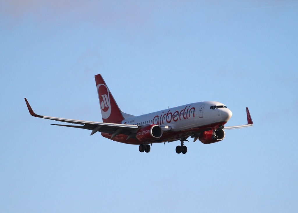 Air Berlin B 737-76J D-AGEC bei der Landung in Berlin-Tegel am 01.03.2013