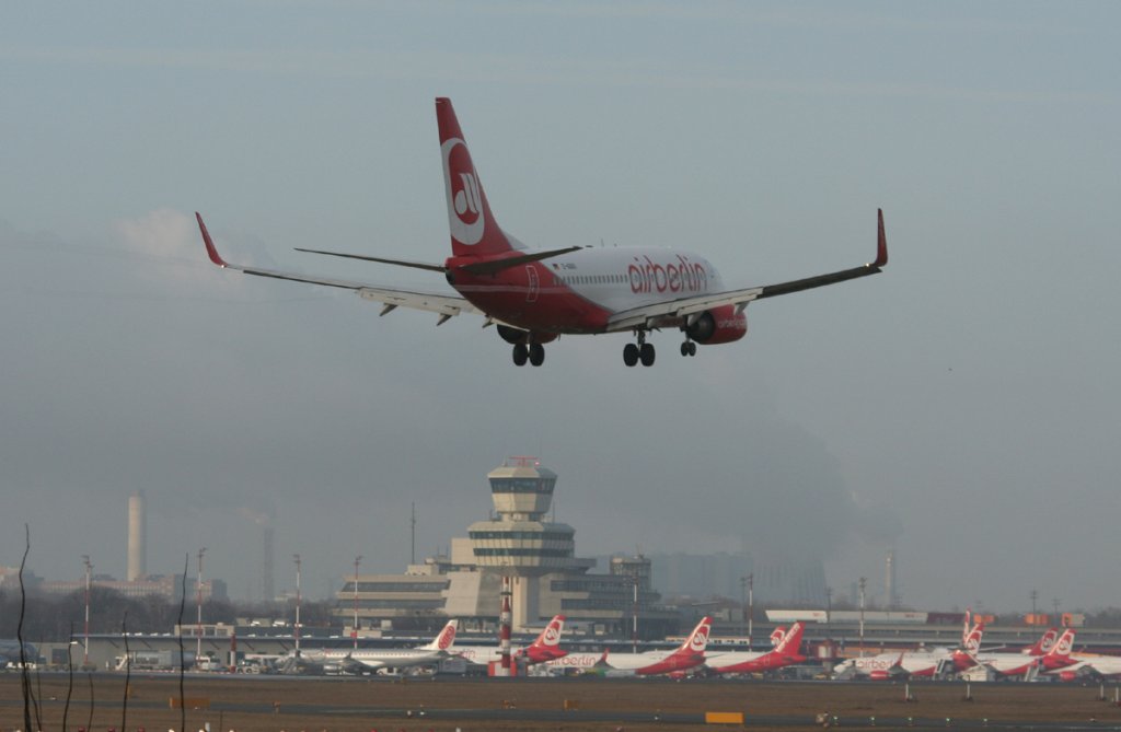 Air Berlin B 737-76N D-ABBS kurz vor der Landung in Berlin-Tegel am 09.03.2012