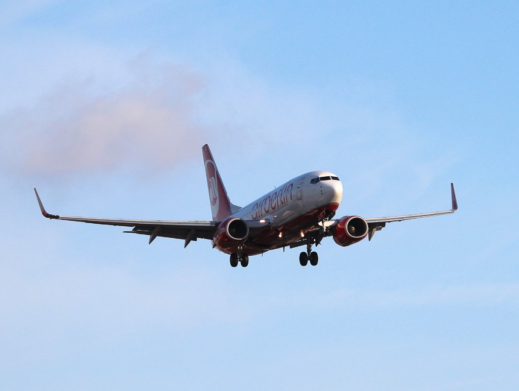 Air Berlin B 737-7K5 D-AHXD bei der Landung in Berlin-Tegel am 01.03.2013