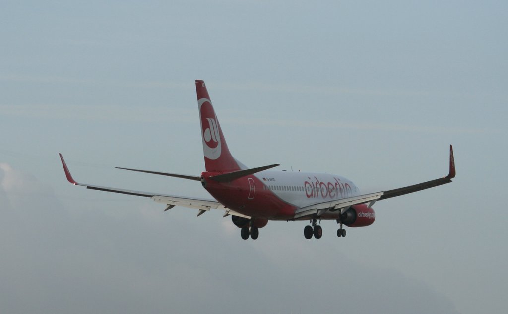 Air Berlin B 737-7K5 D-AHXE kurz vor der Landung in Berlin-Tegel am 09.03.2012