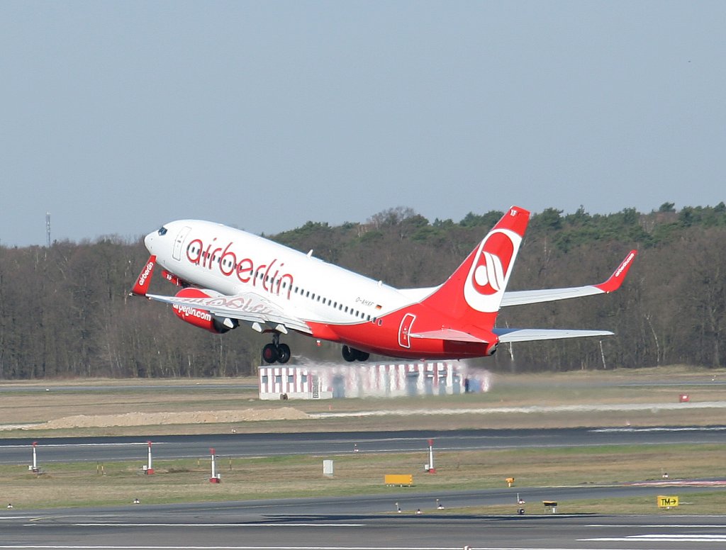 Air Berlin B 737-7K5 D-AHXF beim Start in Berlin-Tegel am 02.04.2010