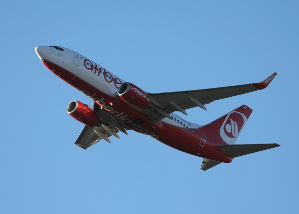 Air Berlin B 737-7K5 D-AHXF beim Start in Berlin-Tegel am 12.02.2011