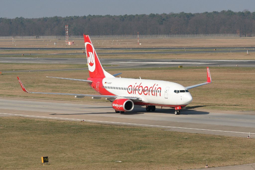 Air Berlin B 737-7K5 D-AHXF bei der Ankunft in Berlin-Tegel am 25.03.2012