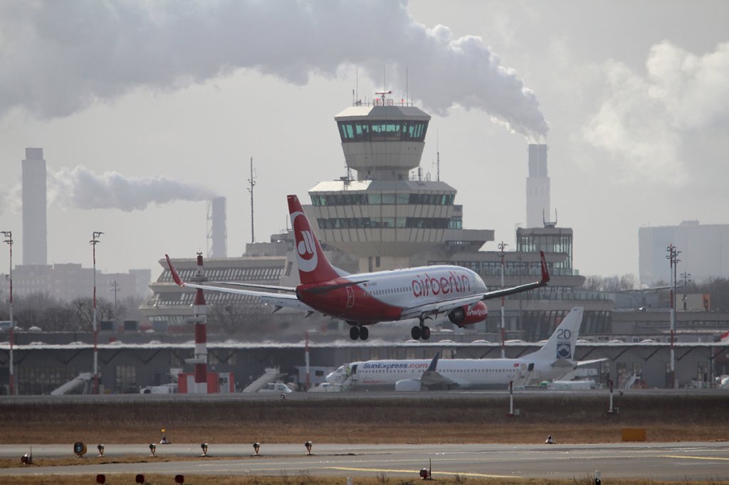 Air Berlin B 737-7K5 D-AHXF bei der Landung in Berlin-Tegel am 01.03.2013