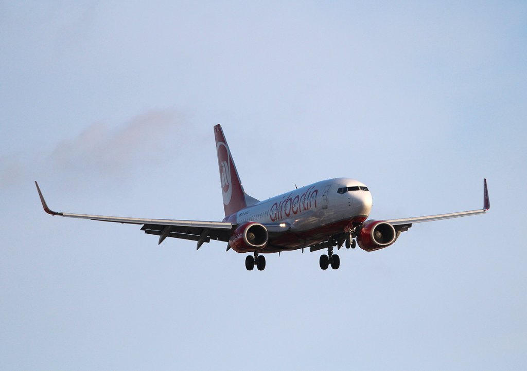Air Berlin B 737-7K5 D-AHXJ bei der Landung in Berlin-Tegel am 01.03.2013