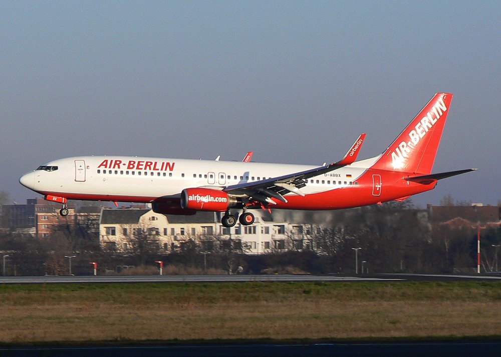 Air Berlin B 737-808 D-ABBX bei der Landung in Berlin-Tegel am 05.12.2009