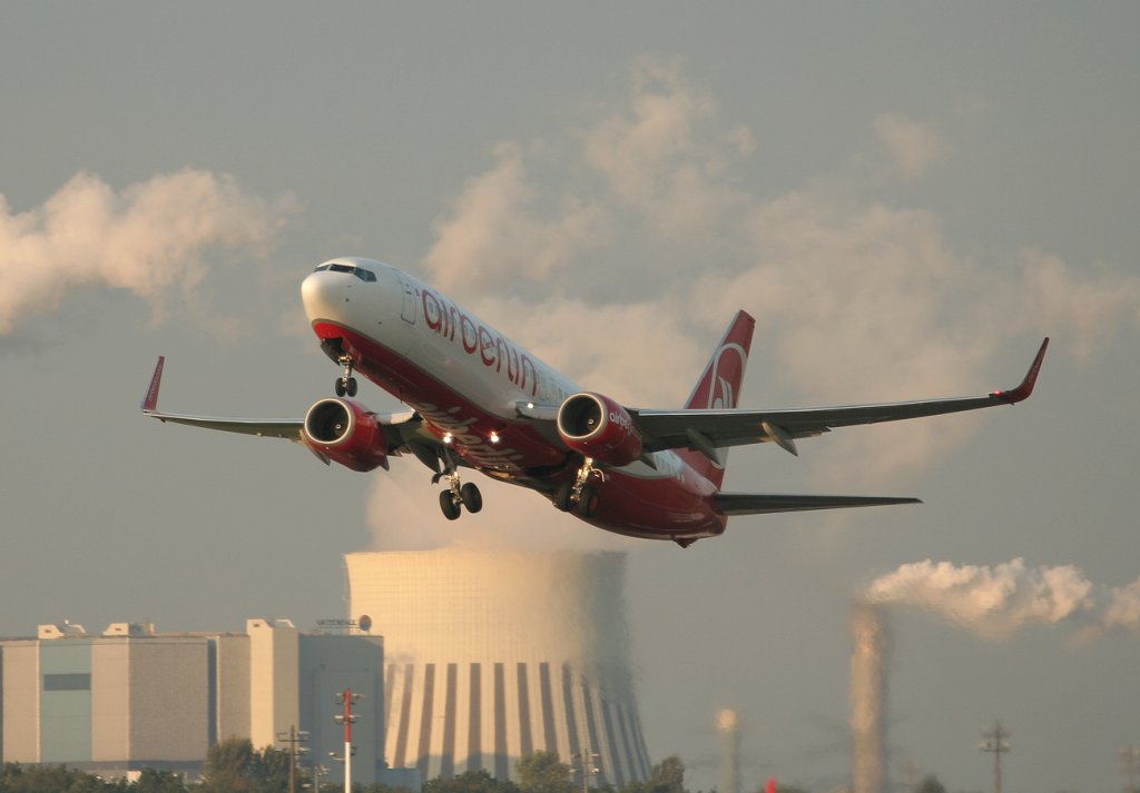 Air Berlin B 737-808 D-ABBX kurz nach dem Start in Berlin-Tegel am 17.09.2011