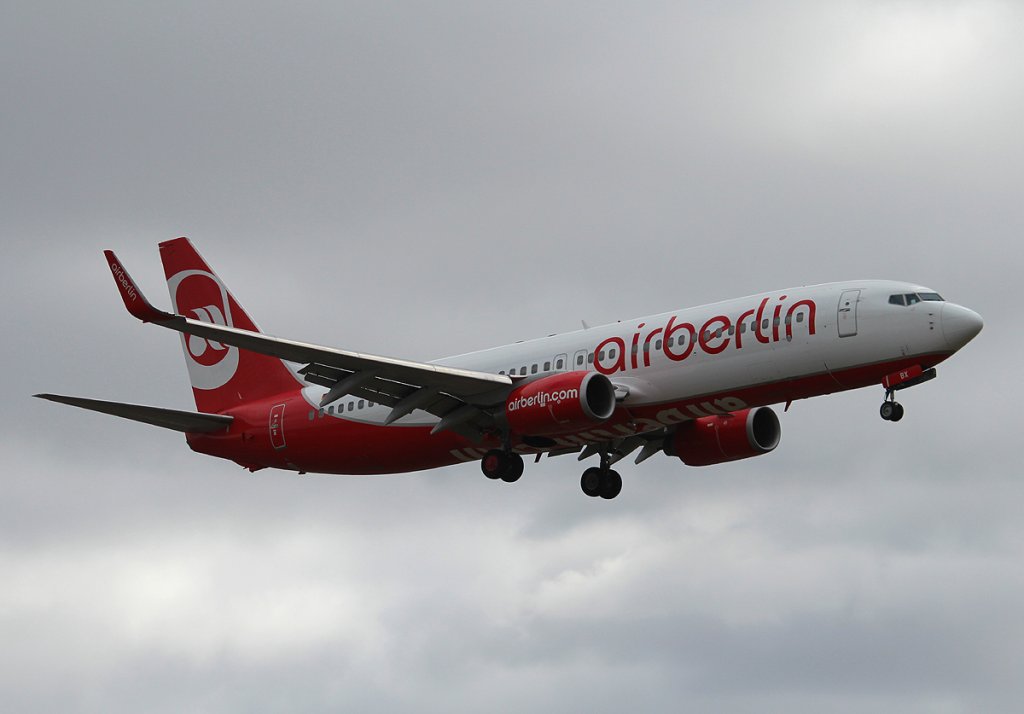 Air Berlin B 737-808 D-ABBX bei der Landung in Berlin-Tegel am 03.03.2013