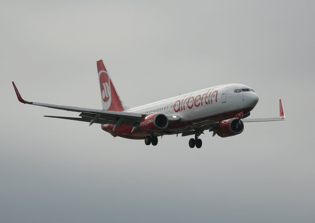 Air Berlin B 737-82R D-ABKA kurz vor der Landung in Berlin-Tegel am 18.06.2011